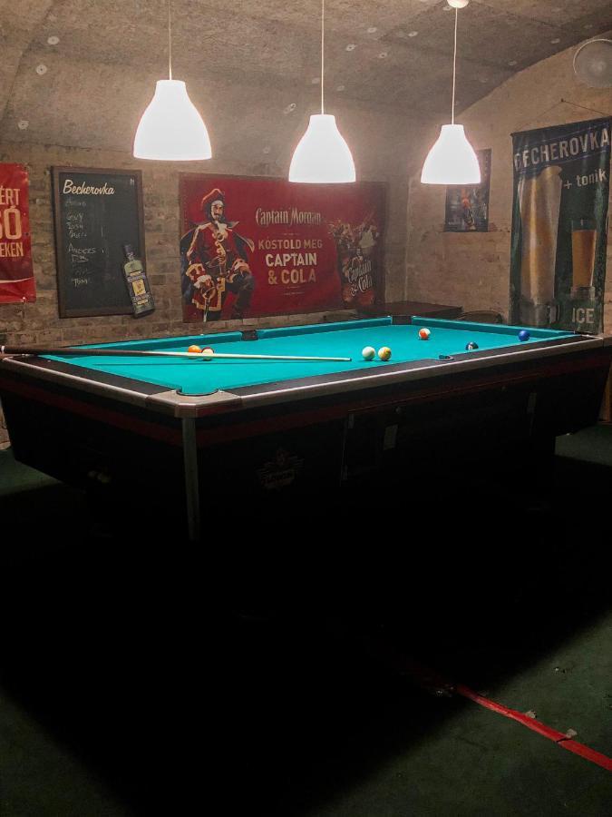 Whole Basement Former Pub2 For Stag Do, Men'S Cave 布达佩斯 外观 照片