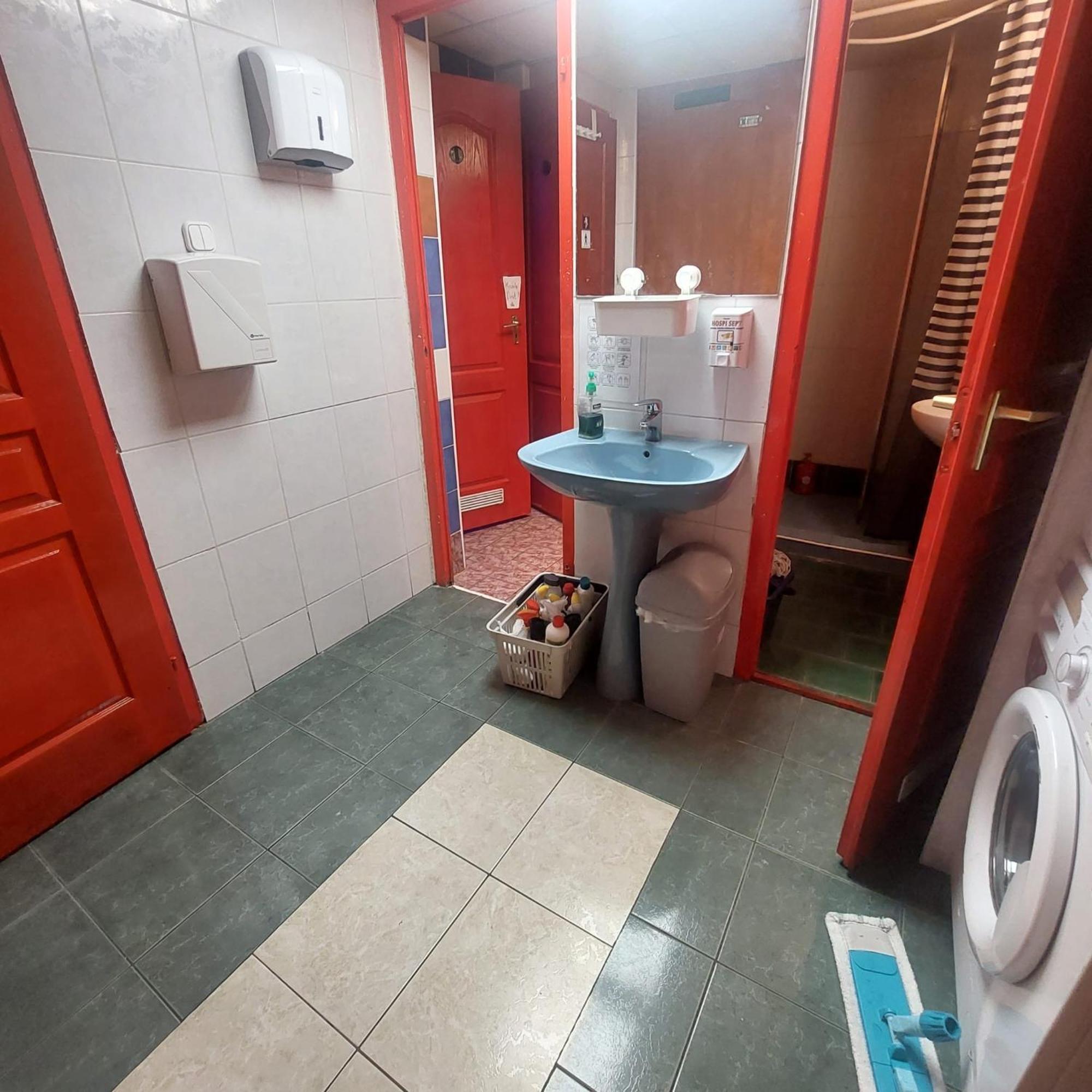 Whole Basement Former Pub2 For Stag Do, Men'S Cave 布达佩斯 外观 照片